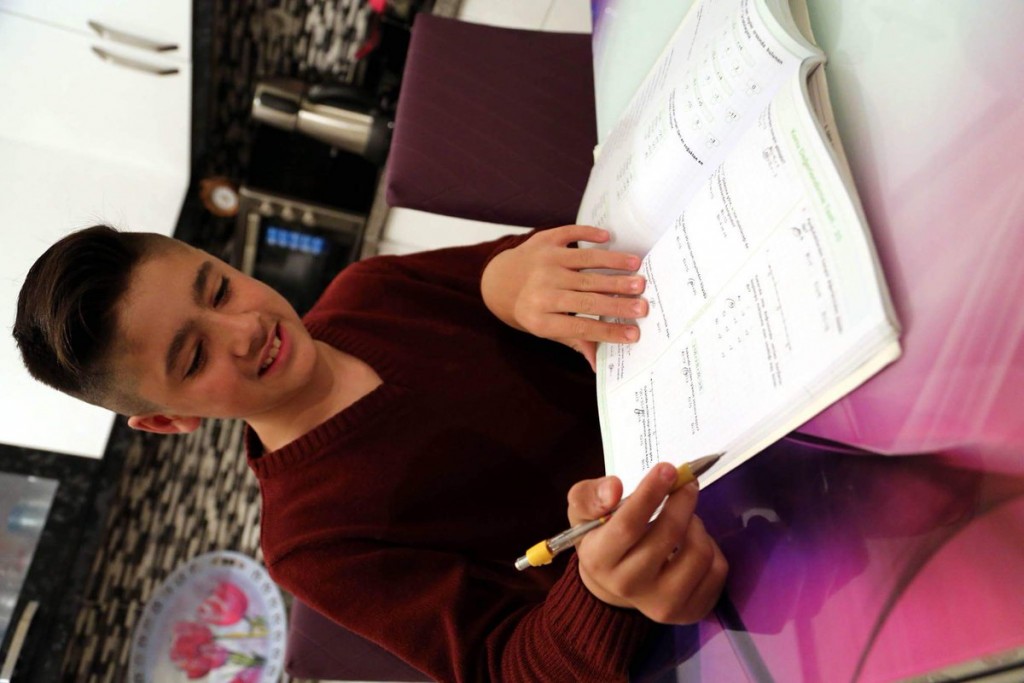 "أوموط".. طفل تركي يستغل أصبعي يديه الزائدين في العمليات الحسابية 2 "أوموط".. طفل تركي يستغل أصبعي يديه الزائدين في العمليات الحسابية 1