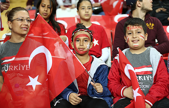 أردوغان في المدرجات لمتابعة منتخب بلاده أمام فنلندا بتصفيات كأس العالم 3