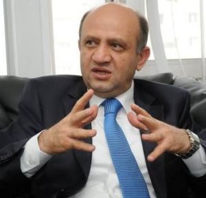 وزير الدفاع التركي: تنظيم “ب ي د” الأكثر إجرامًا بحق الأكراد في سوريا