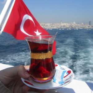 تعرف على سر شكل كأس الشاي التركي المميز