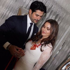 شاهد.. التركيان بالي بك وفريحة يحتفلان بخطبتهما بحفل عائلي 4 شاهد.. التركيان بالي بك وفريحة يحتفلان بخطبتهما بحفل عائلي 3