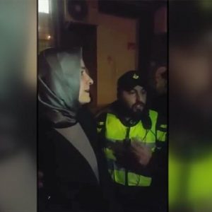 بالفيديو.. الشرطة الهولندية تتصرف بشكل غير لائق مع وزيرة الأسرة التركية