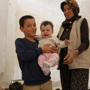 تعرف علي قصة الطفل التركي “أردا” الذي انقذ شقيقته “أرزو” من زلزال مدمر