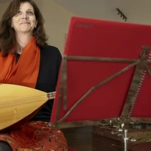 زوجة السفير الاسترالي لدى أنقرة تعشق العزف على “الباغلمة” التركية