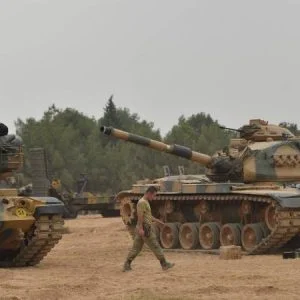 تركيا ترسل المزيد من التعزيزات العسكرية إلى الحدود مع سوريا