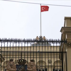 رفع العلم التركي على قنصلية هولندا بإسطنبول احتجاجا على ممارساتها العنصرية