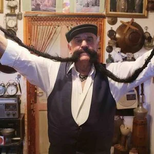 تركي صاحب أطول شارب في العالم بمترين و60 سنتيمتر