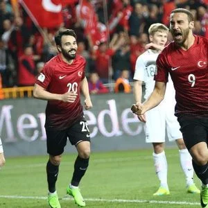 أردوغان في المدرجات لمتابعة منتخب بلاده أمام فنلندا بتصفيات كأس العالم