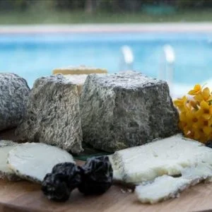 سيدة من ازمير تصنع جبن فرنسي بنكهة تركية