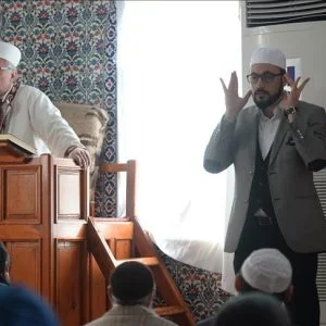 من الرياضيات إلى لغة الإشارة.. تركي يترجم للصمّ خطب الجمعة