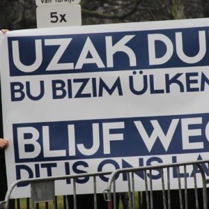 اليمين المتطرف يتظاهر أمام السفارة التركية في لاهاي