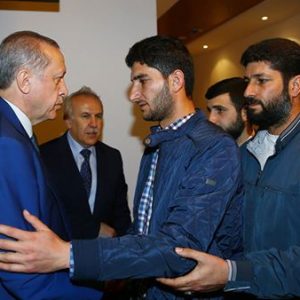 أردوغان يلتقي سورياً فقد 13 من أسرته في هجوم “خان شيخون”