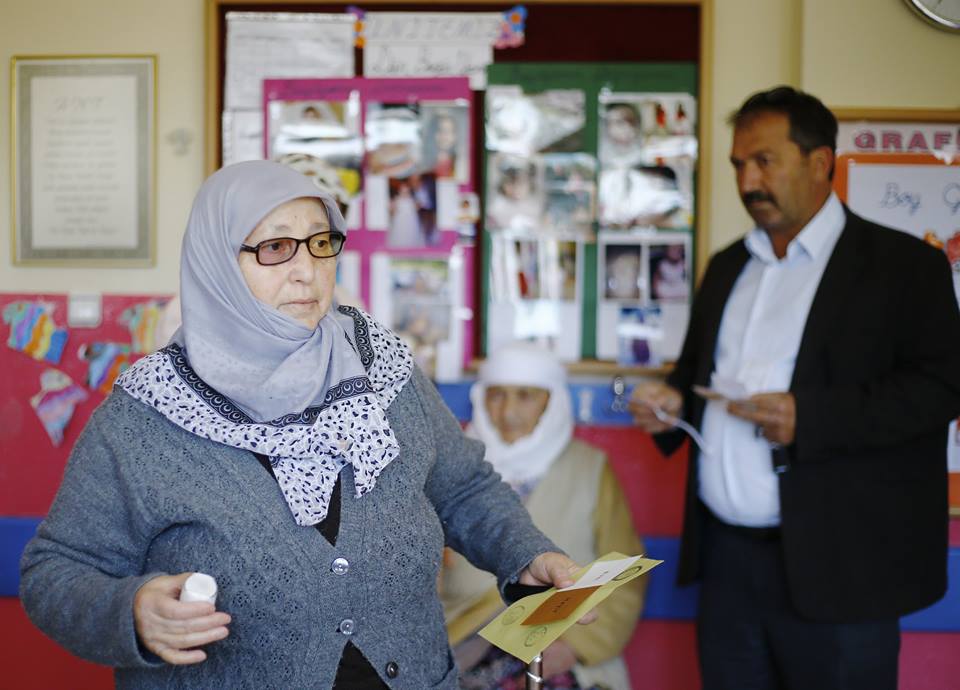 بالصور اتراك يدلون باصواتهم في الاستفتاء الدستوري 5