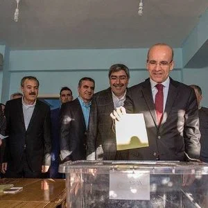 اول مسؤول تركي يدلي بصوته: هذا أهم دستور في تاريخ الجمهورية التركية