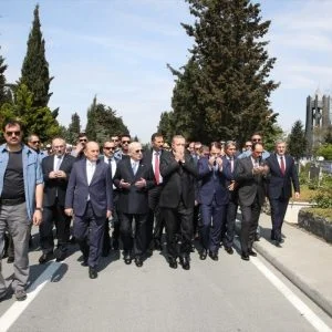 اردوغان يزور قبر “مندريس” الذي اعاد لتركيا هويتها الاسلامية