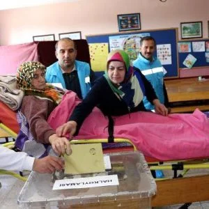 بالصور اتراك يدلون باصواتهم في الاستفتاء الدستوري