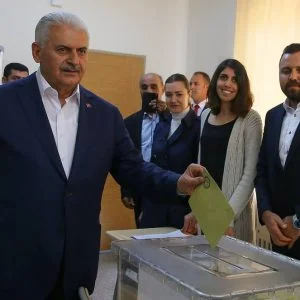 يلدريم: قرار الشعب تاج على رؤوسنا أيّا كانت نتيجة الاستفتاء