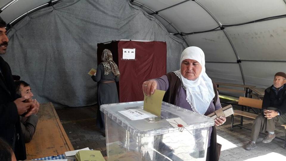 بالصور اتراك يدلون باصواتهم في الاستفتاء الدستوري 25