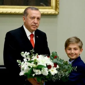 أردوغان يتنازل عن الرئاسة لطفل