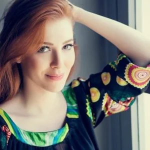 النجمة التركية “إلتشين سانجو” أمام القضاء وقد تدفع غرامة 100 ألف دولار