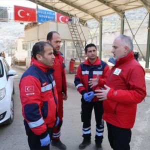 الهلال الأحمر التركي يوزع مساعدات على أسر سورية بولاية كليس