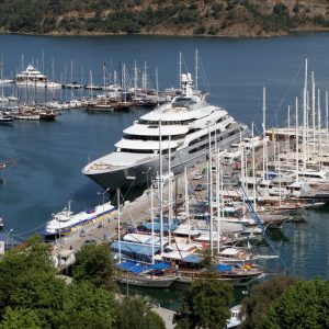 بالصور.. يخت بقيمة 400 مليون دولار يرسو في ميناء "فتحية" التركي 5