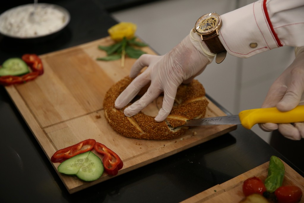 تركي يكسر القاعدة.. حوّل "السميط" من فطور إلى وجبة رئيسية 2 تركي يكسر القاعدة.. حوّل "السميط" من فطور إلى وجبة رئيسية 1