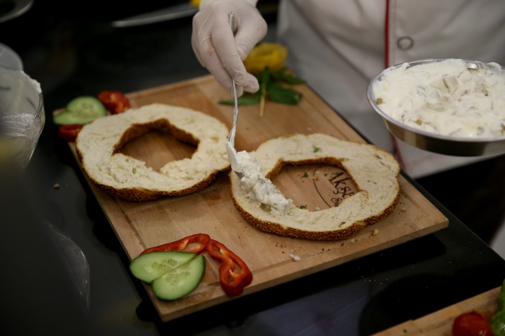 تركي يكسر القاعدة.. حوّل "السميط" من فطور إلى وجبة رئيسية 4 تركي يكسر القاعدة.. حوّل "السميط" من فطور إلى وجبة رئيسية 3