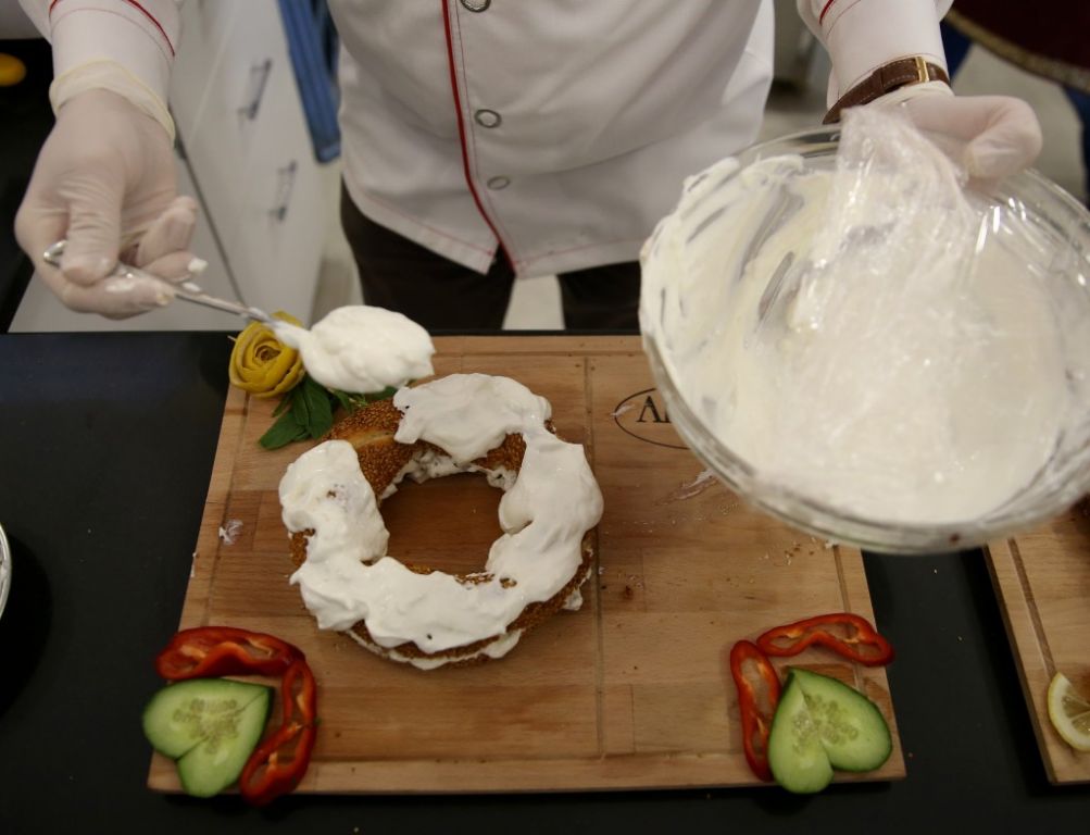 تركي يكسر القاعدة.. حوّل "السميط" من فطور إلى وجبة رئيسية 6 تركي يكسر القاعدة.. حوّل "السميط" من فطور إلى وجبة رئيسية 5