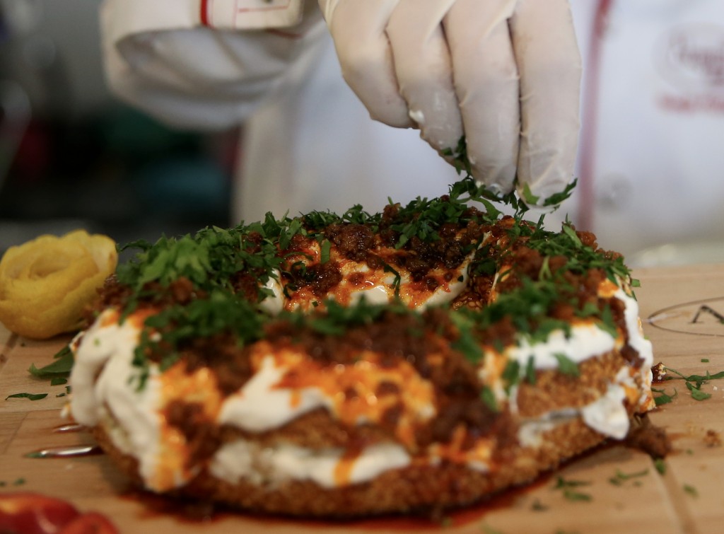 تركي يكسر القاعدة.. حوّل "السميط" من فطور إلى وجبة رئيسية 16 تركي يكسر القاعدة.. حوّل "السميط" من فطور إلى وجبة رئيسية 15