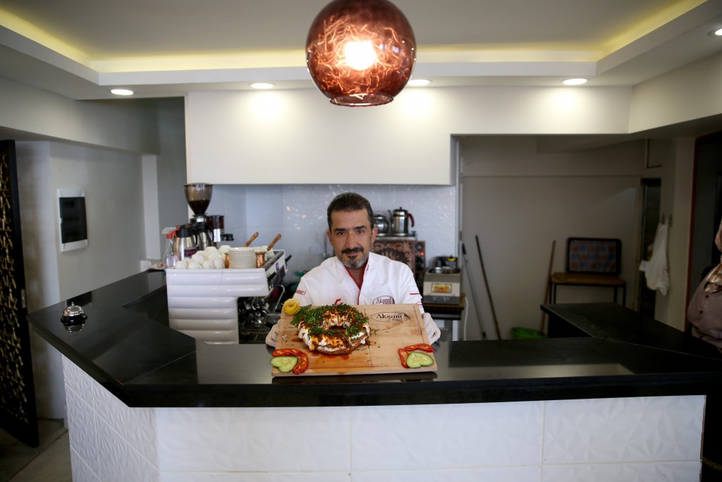 تركي يكسر القاعدة.. حوّل "السميط" من فطور إلى وجبة رئيسية 18 تركي يكسر القاعدة.. حوّل "السميط" من فطور إلى وجبة رئيسية 17