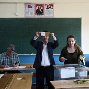 “العدل التركية” تعدل 144 مادة عقب الاستفتاء