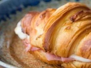 ما قصة الكرواسون وما علاقته بالدولة العثمانية