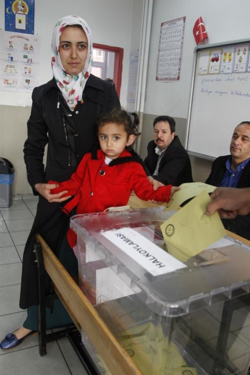 بالصور اتراك يدلون باصواتهم في الاستفتاء الدستوري 1