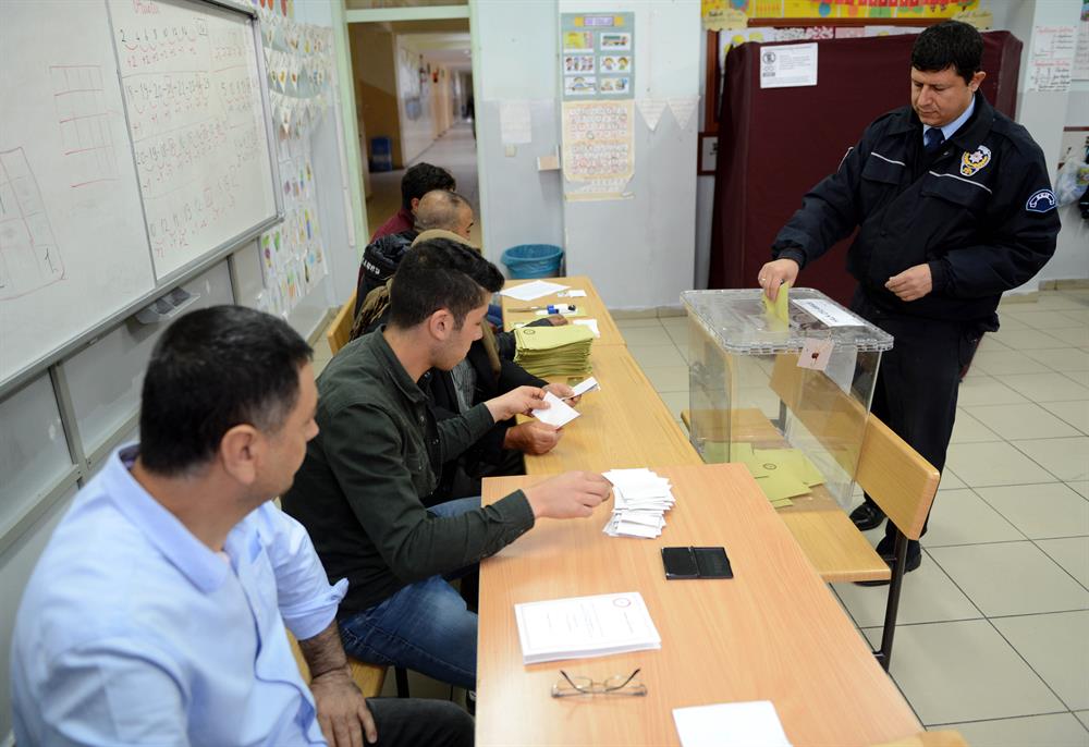 بالصور اتراك يدلون باصواتهم في الاستفتاء الدستوري 3