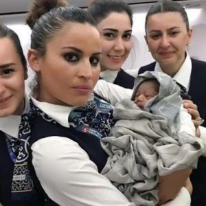 “الخطوط التركية” توظف الطفلة التي ولدت على متن طائرتها