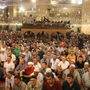 مساجد تركيا تعج بالمصلين إحياء لليلة الإسراء والمعراج