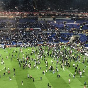 شاهد.. لحظة اقتحام جماهير ليون الفرنسي وبشيكتاش التركي أرض الملعب