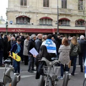 مؤيدو “إسرائيل” في باريس يعتدون بالضرب على مراسلة تركية