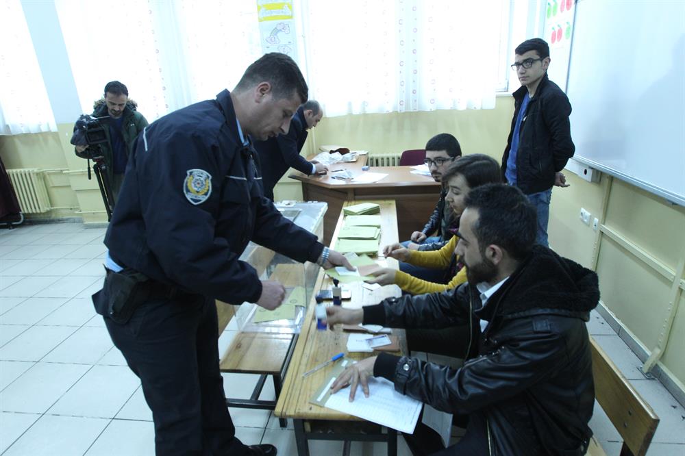 بالصور اتراك يدلون باصواتهم في الاستفتاء الدستوري 27