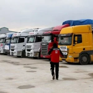 تركيا ترسل 17 شاحنة محملة بالدقيق إلى سوريا