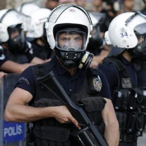 تركيا توقف أكثر من 9 آلاف شرطي عن العمل