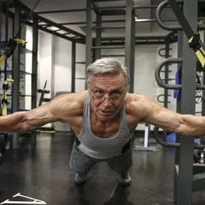 مسن تركي يحترف رياضة كمال الأجسام