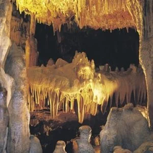 “دامله طاش”.. مغارة تركية يقصدها الزوار للاستشفاء