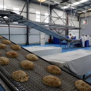 ينتج 21 ألف رغيف يومياً.. جمعية تركية ترسل فرناً متنقلاً إلى سوريا