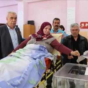 الاستفتاء في تركيا..مرضى ومسنون يصوتون بمساعدة الطواقم الطبية