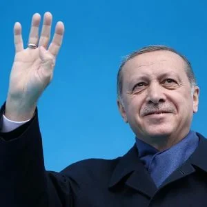 أمير قطر والرئيس الفلسطيني يهنئان أردوغان بالموافقة على التعديلات الدستورية