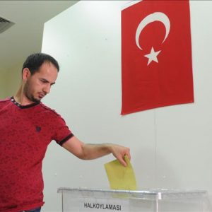 الأتراك في الكويت يصوتون في استفتاء التعديلات الدستورية