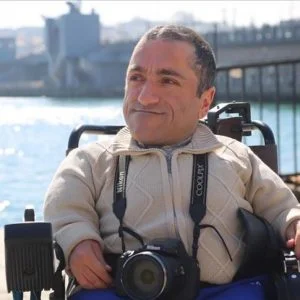 تركيا.. مُعاق يعيش شغف التصاميم المعمارية بـ”التصوير”