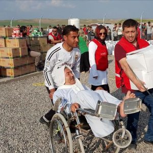 الهلال الأحمر التركي يواصل تقديم مساعداته للنازحين من الموصل